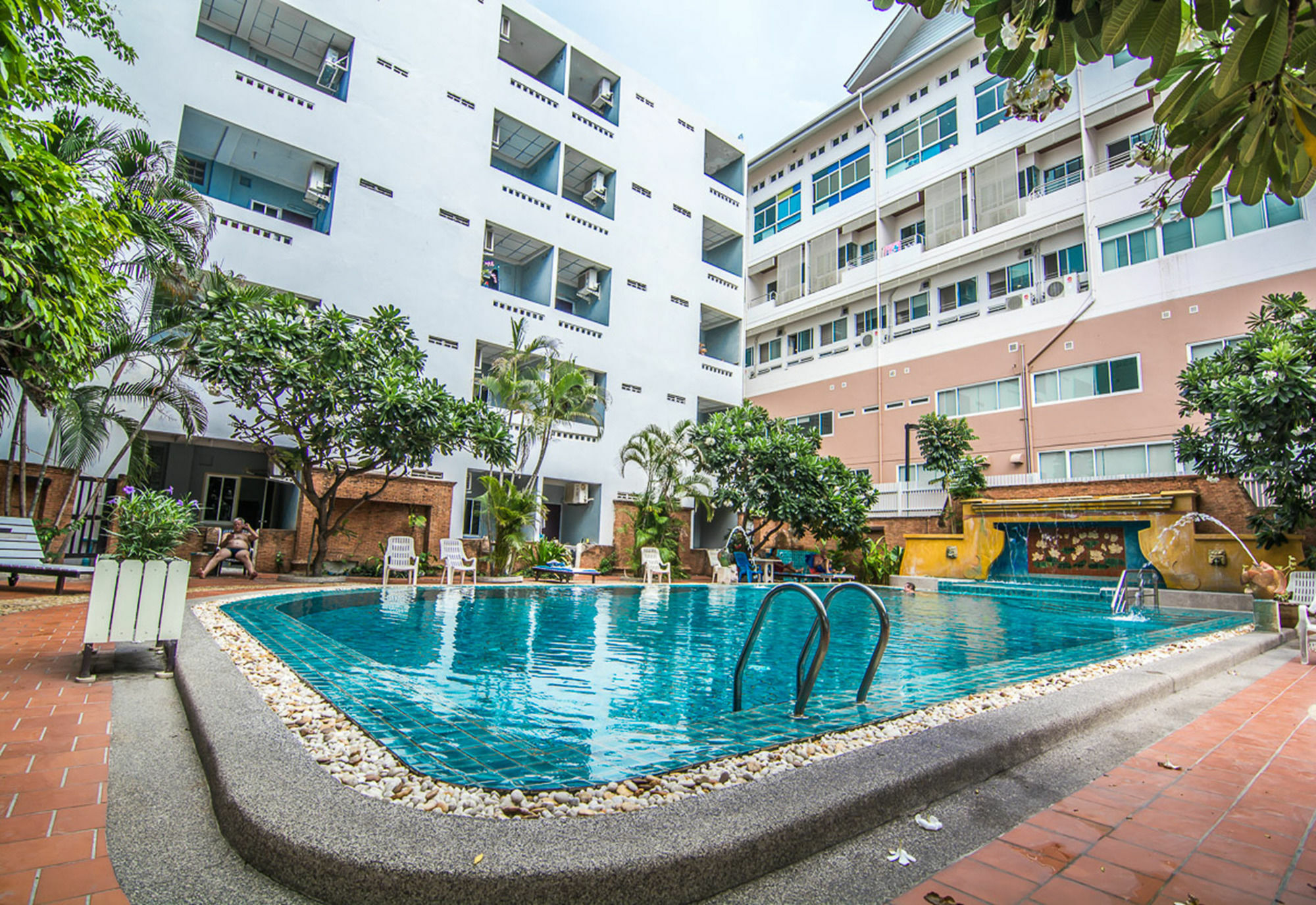 Sutus Court 5 Hotel Pattaya Eksteriør billede